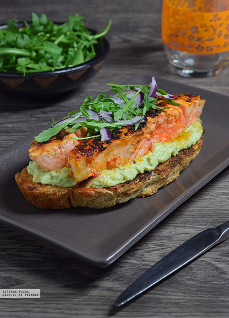 1. Avo toast de salmón